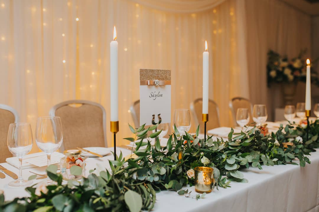 top table garland with candles and gold tealights