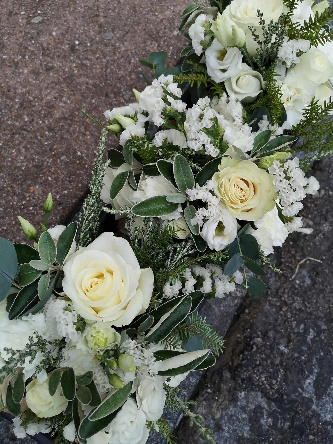white wedding flowers at pangdean bran brighton